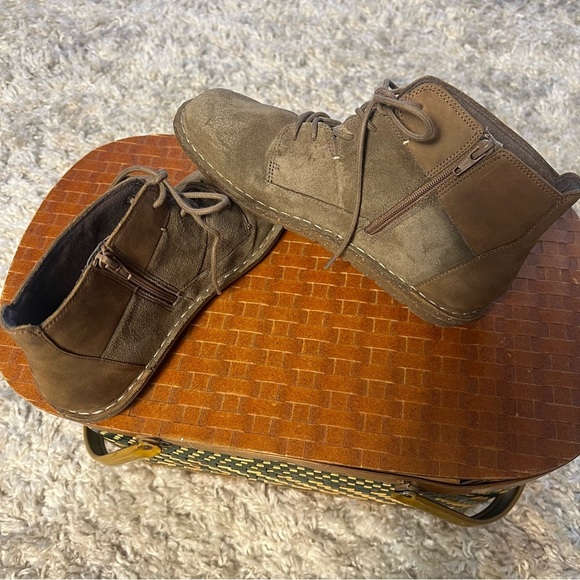 Clarks Collection Chukka Suede Women  Comfort Cushion/ Gum Sole Sz 8.5 M - Picture 3 of 6